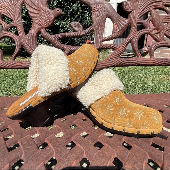 ISAAC Mizrahi Live Shearling Collar Suede Leather Embroidered Clogs - Picture 10 of 14